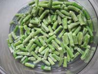 Pour prepared frozen green beans in the top vessel...
