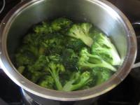 Take the broccoli to pieces, add water and salt...