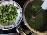 Cut the upper part - florets from the cooked...
