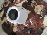 Pour the cocoa dough into the first dough and drop...