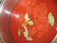 Pour tomato paste in a larger pot, add water,...