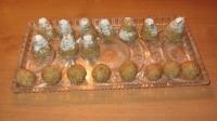 Sprinkle the mold for hives with sugar and stamp...