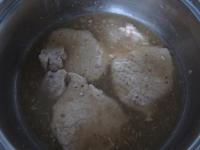 Blend corn starch in a water, pour into the meat...