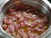 Put the sliced meat in marinade, stir and leave it...