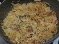 Peel the onion, fry it until red. Sprinkle it on...