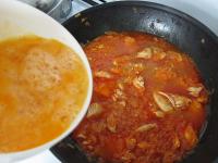 Whisk the egg and pour into the daikon with meat....