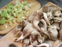 While the meat is being pulled, cut spring onion...