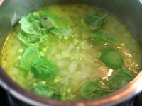 Toss in the saucepan fresh or frozen peas, leaves...