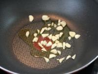 Fry garlic in a wok, add spinach leaves. Fry...
