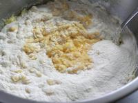 Pour flour with baking powder in the butter...