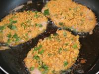 Briefly fry the cutlets in a pan with hot oil...