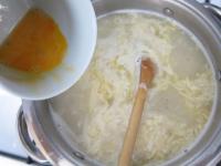 Beat the eggs in a cup and pour into the soup...