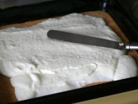 Let the puding cream cool for a few minutes and...