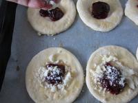 Sprinkle the jam´s cakes with butter, flour and...