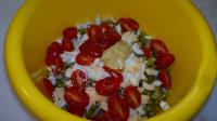 We mix everything in a bowl. We add salt, soy...