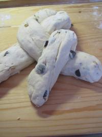 Braid a plait (sweet bread)....