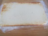 We put the dough on a board mealed with powder...