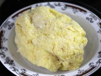 Knead the potato dough. It is well kneaded by hand...