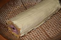 Unroll the cold cake base and fill it with...