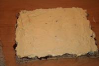 Spread half of the caramel cream on the jam....
