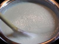 Gradually pour in semolina while stirring...