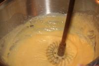We give the eggs, sugar, flour and cacao to the...