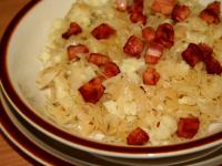 Blend dumplings with steamed sauerkraut and bacon...