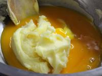 Beat in a bowl butter with sugar and vanilla...
