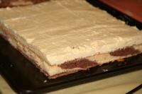 We apply the pudding cream on the dough sheet and...