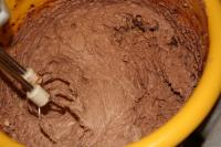 We pour off the 1/4 of the milk extra to the bowl,...