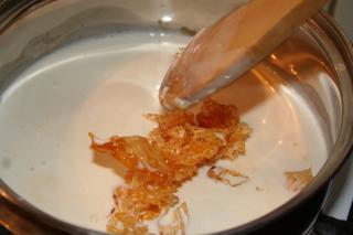 Preparation of caramel whipped cream