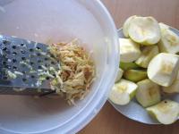 Peel the apples and grate them coarsely. ...