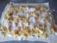 Spread evenly squeezed apples over the cream...