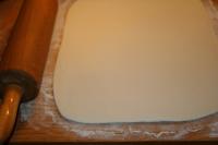 We spread the foliated dough on the floured plate...