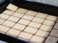 Lay on a baking tin layer of biscuits. ...