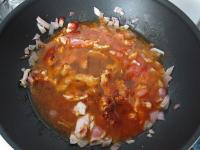 After frying meat, add pepper, salt and pour water...
