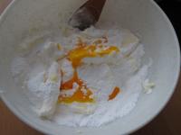 We scramble the yolks with sugar, vanilla sugar...