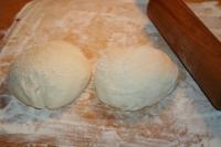 We divide the fermented dough on the two loaves....