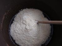 We sprinkle the prepared pound cake and we develop...