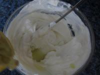 Mix honey and juice from one lemon in soft cream...