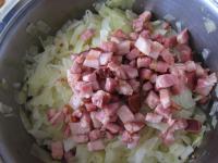 Drain the cabbage, drip it off and mix the bacon...