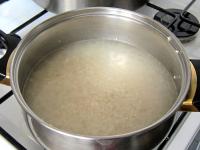 ...and pour hot water 1,5 cm above the edge. Stir...