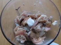 Put cooked parts of trotters together with garlic...
