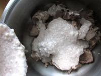 Add trotter paste to the sliced meat, season with...