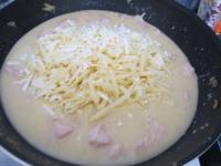 First, pour thickening paste into the meat and...