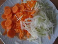 Peel kohlrabi and grate it coarsely. Peel carrot,...