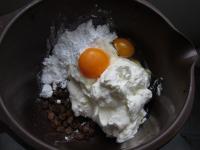 Rinse raisins and soak in a water. Place cream...