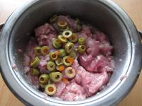 Cut the olives into wheels. Add the minced meat...