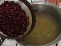 Put sterilised red kidney beans without brine into...