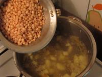 Add sterilized white beans without pickle to the...